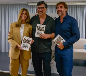 Manuela Velasco Instagram - Desde ayer podéis conocer la historia de #badaq la rinoceronta que fue arrancada de su hábitat natural en Pawu (Indonesia) y traída a Madrid donde dio nombre a la calle de la Abada. 
Basada en hechos reales entre la fábula y la novela histórica, @carlosbardemoficial da voz a un animal que con estupor mira a los humanos (los monos sin pelo) y sus relaciones y denuncia su codicia, su fanatismo religioso y la destrucción de la naturaleza por parte del hombre. 
Para mí fue un honor dar mi voz a la rinoceronta que (como decía Lorca) me ha llegado a los centros, en una presentación emocionante e interesantísima en la que disfruté muchísimo de la lectura junto a @bardemantarctic y de todo lo que se habló. Aprendí latín. Literal. 
Enhorabuena Carlos ❤️
¡Leed, insensatos! 
No os privéis de este inmenso placer.
#badaq #carlosbardem #novela #fabula #historia #calledelabada
📷 @anitamanezphoto & me