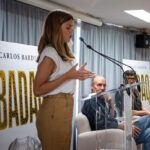 Manuela Velasco Instagram - Desde ayer podéis conocer la historia de #badaq la rinoceronta que fue arrancada de su hábitat natural en Pawu (Indonesia) y traída a Madrid donde dio nombre a la calle de la Abada. Basada en hechos reales entre la fábula y la novela histórica, @carlosbardemoficial da voz a un animal que con estupor mira a los humanos (los monos sin pelo) y sus relaciones y denuncia su codicia, su fanatismo religioso y la destrucción de la naturaleza por parte del hombre. Para mí fue un honor dar mi voz a la rinoceronta que (como decía Lorca) me ha llegado a los centros, en una presentación emocionante e interesantísima en la que disfruté muchísimo de la lectura junto a @bardemantarctic y de todo lo que se habló. Aprendí latín. Literal. Enhorabuena Carlos ❤️ ¡Leed, insensatos! No os privéis de este inmenso placer. #badaq #carlosbardem #novela #fabula #historia #calledelabada 📷 @anitamanezphoto & me Círculo de Bellas Artes