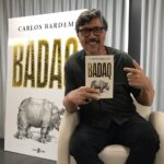 Manuela Velasco Instagram - Desde ayer podéis conocer la historia de #badaq la rinoceronta que fue arrancada de su hábitat natural en Pawu (Indonesia) y traída a Madrid donde dio nombre a la calle de la Abada. Basada en hechos reales entre la fábula y la novela histórica, @carlosbardemoficial da voz a un animal que con estupor mira a los humanos (los monos sin pelo) y sus relaciones y denuncia su codicia, su fanatismo religioso y la destrucción de la naturaleza por parte del hombre. Para mí fue un honor dar mi voz a la rinoceronta que (como decía Lorca) me ha llegado a los centros, en una presentación emocionante e interesantísima en la que disfruté muchísimo de la lectura junto a @bardemantarctic y de todo lo que se habló. Aprendí latín. Literal. Enhorabuena Carlos ❤️ ¡Leed, insensatos! No os privéis de este inmenso placer. #badaq #carlosbardem #novela #fabula #historia #calledelabada 📷 @anitamanezphoto & me Círculo de Bellas Artes