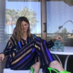 Manuela Velasco Instagram - El escultor Colin Arthur, uno de los grandes de los efectos especiales y el maquillaje del cine fantástico, artífice entre otras maravillas de los simios de ‘2001: Una odisea del espacio” o Fújur y el Comerrocas de ‘La historia interminable’ es el creador de la calavera del premio de honor de @islacalaverafest ¡pues qué honor que esta pieza del gran Colin se venga conmigo a casa! Gracias infinitas al festival. Además he disfrutado a tope de las playas de arena negra de Puerto de la Cruz, de los jardines, el spa, la tranquilidad y la amabilidad extraordinaria del personal del @hotelbotanico , de pasear por las calles de La Laguna, de la visión siempre impresionante y bellísima del Teide, del mousse de gofio con miel de palma, del océano… ¡Ay! #Tenerife #puertodelacruz #teide #hotelbotanicotenerife