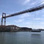 Manuela Velasco Instagram - Las rederas de Santurtzi, el puente Bizkaia “puente colgante” patrimonio de la humanidad (subí a la pasarela, miedito, veeeeeerrrrrtigoooooooo 🌀las vistas espectaculares), la Bahía de Plentzia. Todo se puede visitar en metro y cercanías desde Bilbao. ¡Qué maravilla! ¡Qué enamoramiento de esta tierra! #bilbao #bizkaia #santurtzi #muraldelasrederas #mosaico #jonmao #getxo #portugalete #plentzia #puentebizkaia #puentecolgante