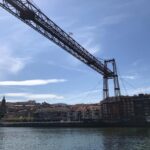 Manuela Velasco Instagram - Las rederas de Santurtzi, el puente Bizkaia “puente colgante” patrimonio de la humanidad (subí a la pasarela, miedito, veeeeeerrrrrtigoooooooo 🌀las vistas espectaculares), la Bahía de Plentzia. Todo se puede visitar en metro y cercanías desde Bilbao. ¡Qué maravilla! ¡Qué enamoramiento de esta tierra! #bilbao #bizkaia #santurtzi #muraldelasrederas #mosaico #jonmao #getxo #portugalete #plentzia #puentebizkaia #puentecolgante