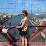 Manuela Velasco Instagram - Las rederas de Santurtzi, el puente Bizkaia “puente colgante” patrimonio de la humanidad (subí a la pasarela, miedito, veeeeeerrrrrtigoooooooo 🌀las vistas espectaculares), la Bahía de Plentzia. Todo se puede visitar en metro y cercanías desde Bilbao. ¡Qué maravilla! ¡Qué enamoramiento de esta tierra! #bilbao #bizkaia #santurtzi #muraldelasrederas #mosaico #jonmao #getxo #portugalete #plentzia #puentebizkaia #puentecolgante