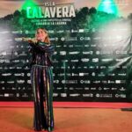 Manuela Velasco Instagram - Siempre nos quedará el FANTÁSTICO como refugio. Enamorada de @islacalaverafest Una auténtica gozada compartir estos días con personas que aman tanto el cine fantástico y que se ocupan de difundirlo en salas de cine y de despertar el interés en los más jóvenes. ¡Y lo que saben! ¡Qué placer escucharos y aprender! Gracias @ramongonzaleztrujillo @danielfumero @vanesabocanegra Laura y todo el equipo (especialmente Alba y Luis) por vuestro cariño. Además tuvieron a bien darme el premio de honor junto a Joe Dante ( para los que no le conozcáis es el director de pelis tan míticas com Gremlins, Aullidos, El chip prodigioso, Piraña) y Sílvia Tortosa, leyenda del fantástico toda ella. Me llevo muchas recomendaciones apuntadas. Enhorabuena también a @fj6utierrez y @victor_clavijo_actor que arrasaron con su peli “La espera”. Gracias al concejal de cultura de La Laguna @dailosdgf Y gracias a tanta gente fantástica que he conocido estos días y que no sé sus nombres. Deseando volver. #festivaldecinefantasticodecanarias #islacalaverafest #islacalavera2023 #lalaguna #tenerife Gracias por vestirme para esta noche tan emocionante @forte_forte @guess @ehmoda @elenabeautyalien 💚