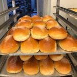 Manuela Velasco Instagram - Puede que los bollos de mantequilla de Bilbao sean de las cosas que más me gustan del mundo. Hace un par de años en “Amar es para siempre” interpreté a Maica, una pastelera de Lekeitio que hacía muy buenas carolinas, también típicas de Bilbao. Nunca las había probado hasta hoy. ¡Qué felicidad! #bilbao #astenagusia #bollosdemantequilla #carolinas 💗 Museo Guggenheim Bilbao
