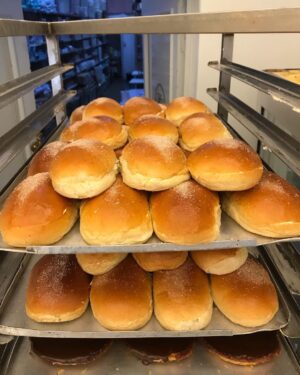 Manuela Velasco Instagram - Puede que los bollos de mantequilla de Bilbao sean de las cosas que más me gustan del mundo. 
Hace un par de años en “Amar es para siempre” interpreté a Maica, una pastelera de Lekeitio que hacía muy buenas carolinas, también típicas de Bilbao. Nunca las había probado hasta hoy. ¡Qué felicidad! 
#bilbao #astenagusia #bollosdemantequilla #carolinas 💗