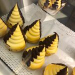 Manuela Velasco Instagram - Puede que los bollos de mantequilla de Bilbao sean de las cosas que más me gustan del mundo. Hace un par de años en “Amar es para siempre” interpreté a Maica, una pastelera de Lekeitio que hacía muy buenas carolinas, también típicas de Bilbao. Nunca las había probado hasta hoy. ¡Qué felicidad! #bilbao #astenagusia #bollosdemantequilla #carolinas 💗 Museo Guggenheim Bilbao