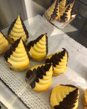 Manuela Velasco Instagram - Puede que los bollos de mantequilla de Bilbao sean de las cosas que más me gustan del mundo. 
Hace un par de años en “Amar es para siempre” interpreté a Maica, una pastelera de Lekeitio que hacía muy buenas carolinas, también típicas de Bilbao. Nunca las había probado hasta hoy. ¡Qué felicidad! 
#bilbao #astenagusia #bollosdemantequilla #carolinas 💗