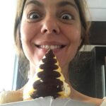 Manuela Velasco Instagram - Puede que los bollos de mantequilla de Bilbao sean de las cosas que más me gustan del mundo. Hace un par de años en “Amar es para siempre” interpreté a Maica, una pastelera de Lekeitio que hacía muy buenas carolinas, también típicas de Bilbao. Nunca las había probado hasta hoy. ¡Qué felicidad! #bilbao #astenagusia #bollosdemantequilla #carolinas 💗 Museo Guggenheim Bilbao