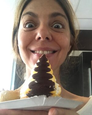 Manuela Velasco Instagram - Puede que los bollos de mantequilla de Bilbao sean de las cosas que más me gustan del mundo. 
Hace un par de años en “Amar es para siempre” interpreté a Maica, una pastelera de Lekeitio que hacía muy buenas carolinas, también típicas de Bilbao. Nunca las había probado hasta hoy. ¡Qué felicidad! 
#bilbao #astenagusia #bollosdemantequilla #carolinas 💗