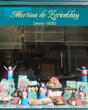 Manuela Velasco Instagram - Puede que los bollos de mantequilla de Bilbao sean de las cosas que más me gustan del mundo. 
Hace un par de años en “Amar es para siempre” interpreté a Maica, una pastelera de Lekeitio que hacía muy buenas carolinas, también típicas de Bilbao. Nunca las había probado hasta hoy. ¡Qué felicidad! 
#bilbao #astenagusia #bollosdemantequilla #carolinas 💗