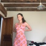 Manuela Velasco Instagram - Aquí seguimos, pasando el verano. Verano de judías, gallinas, pan candeal, tortilla de patatas, siestas, hamaca, parra, paseos, baños y tábanos. Verano en casa. Tan ricamente. Peeeeeeero también seguir abriendo cajas y enfrentando cosas y el mundo de tirar, donar, ordenar. Repasar la vida. Y desprenderse. ¡Ay! Purgatorio para mí. Y también trabajándome el repelús a las arañas, en casa hay muchas y estoy en ello. Pienso que comen mosquitos y pulgas y eso está bien. Y las dejo y ellas me dejan. Pero ¡ay, qué fatiguitas! Y cuando no puedo más me voy a pasear y a jugar con Colin y mano de santo. #bordercollie #bordercollielovers #verano2023