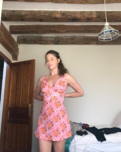 Manuela Velasco Instagram - Aquí seguimos, pasando el verano. Verano de judías, gallinas, pan candeal, tortilla de patatas, siestas, hamaca, parra, paseos, baños y tábanos. Verano en casa. Tan ricamente. Peeeeeeero también seguir abriendo cajas y enfrentando cosas y el mundo de tirar, donar, ordenar. Repasar la vida. Y desprenderse. ¡Ay! Purgatorio para mí. Y también trabajándome el repelús a las arañas, en casa hay muchas y estoy en ello. Pienso que comen mosquitos y pulgas y eso está bien. Y las dejo y ellas me dejan. Pero ¡ay, qué fatiguitas! Y cuando no puedo más me voy a pasear y a jugar con Colin y mano de santo. #bordercollie #bordercollielovers #verano2023