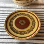 Manuela Velasco Instagram - Aquí seguimos, pasando el verano. Verano de judías, gallinas, pan candeal, tortilla de patatas, siestas, hamaca, parra, paseos, baños y tábanos. Verano en casa. Tan ricamente. Peeeeeeero también seguir abriendo cajas y enfrentando cosas y el mundo de tirar, donar, ordenar. Repasar la vida. Y desprenderse. ¡Ay! Purgatorio para mí. Y también trabajándome el repelús a las arañas, en casa hay muchas y estoy en ello. Pienso que comen mosquitos y pulgas y eso está bien. Y las dejo y ellas me dejan. Pero ¡ay, qué fatiguitas! Y cuando no puedo más me voy a pasear y a jugar con Colin y mano de santo. #bordercollie #bordercollielovers #verano2023