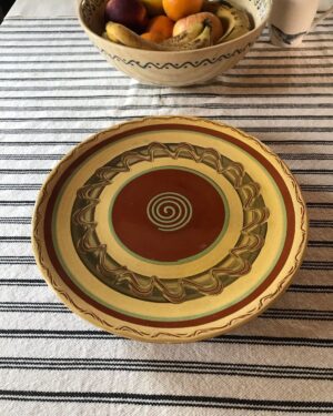 Manuela Velasco Instagram - Aquí seguimos, pasando el verano. 
Verano de judías, gallinas, pan candeal, tortilla de patatas, siestas, hamaca, parra, paseos, baños y tábanos. Verano en casa. Tan ricamente.
Peeeeeeero también seguir abriendo cajas y enfrentando cosas y el mundo de tirar, donar, ordenar. 
Repasar la vida. Y desprenderse. ¡Ay!
Purgatorio para mí.
Y también trabajándome el repelús a las arañas, en casa hay muchas y estoy en ello. Pienso que comen mosquitos y pulgas y eso está bien. Y las dejo y ellas me dejan. Pero ¡ay, qué fatiguitas!
Y cuando no puedo más me voy a pasear y a jugar con Colin y mano de santo.
#bordercollie #bordercollielovers #verano2023
