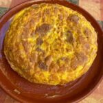 Manuela Velasco Instagram - Aquí seguimos, pasando el verano. Verano de judías, gallinas, pan candeal, tortilla de patatas, siestas, hamaca, parra, paseos, baños y tábanos. Verano en casa. Tan ricamente. Peeeeeeero también seguir abriendo cajas y enfrentando cosas y el mundo de tirar, donar, ordenar. Repasar la vida. Y desprenderse. ¡Ay! Purgatorio para mí. Y también trabajándome el repelús a las arañas, en casa hay muchas y estoy en ello. Pienso que comen mosquitos y pulgas y eso está bien. Y las dejo y ellas me dejan. Pero ¡ay, qué fatiguitas! Y cuando no puedo más me voy a pasear y a jugar con Colin y mano de santo. #bordercollie #bordercollielovers #verano2023