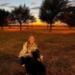 Manuela Velasco Instagram - Aquí seguimos, pasando el verano. Verano de judías, gallinas, pan candeal, tortilla de patatas, siestas, hamaca, parra, paseos, baños y tábanos. Verano en casa. Tan ricamente. Peeeeeeero también seguir abriendo cajas y enfrentando cosas y el mundo de tirar, donar, ordenar. Repasar la vida. Y desprenderse. ¡Ay! Purgatorio para mí. Y también trabajándome el repelús a las arañas, en casa hay muchas y estoy en ello. Pienso que comen mosquitos y pulgas y eso está bien. Y las dejo y ellas me dejan. Pero ¡ay, qué fatiguitas! Y cuando no puedo más me voy a pasear y a jugar con Colin y mano de santo. #bordercollie #bordercollielovers #verano2023