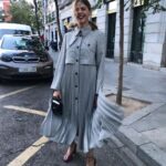 Manuela Velasco Instagram - Tenía ganas de tiempo de gabardina. Esta es de @sandroparis y también me chifla como vestido. @ehmoda 🌬🍂🍁 #tiempodegabardina #gabardina