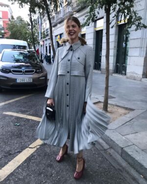 Manuela Velasco Instagram - Tenía ganas de tiempo de gabardina.
Esta es de @sandroparis y también me chifla como vestido.
@ehmoda 🌬🍂🍁
#tiempodegabardina #gabardina