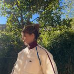 Manuela Velasco Instagram - Gustor 🏡 Borreguito calentito. Gallinas felices, huevos que son tocino de cielo. Colin y su palo y su rebaño. El huerto de la cabaña en invierno. Estudio Albee al amor del fuego y de Colin.