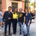 Manuela Velasco Instagram - Me declaro fan total de @mariapujalte Es una gloria trabajar contigo, María. @orioltarrason eres canela fina, van dos y espero y deseo volver a coincidir. María y Oriol contagian buen rollo y confianza a los que pasamos por sus misterios y es maravilloso trabajar así. Gracias a los dos ❤️ Si a eso le sumas la templanza, el saber y el buen humor de @jorgesaavedrad a los mandos, a la genia #beatrizcarvajal y a un equipo majísimo, pues una experiencia maravillosa. @verandatv @rtve ¿Víctima, culpable, inocente? ¿Qué seré, seré? #losmisteriosdelaura