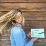 Manuela Velasco Instagram - Después de los atracones de sol, sal y cloro del verano, mi pelo estaba agotadito, bastante debilitado, quebradizo. Además, con la llegada del otoño se me cae cual les feuilles mortes. Andaba buscando un remedio para todos los males y me recomendaron el tratamiento número uno en Italia para la caída del cabello, @bioscalin_espana He probado el Activador capilar (se aplica solo 1 a la semana) y de momento el resultado me parece fantástico. Vamos, que podrías fiarte de la resistencia de mi melena para trepar tranquilamente a la torre, al más puro estilo Rapunzel. #cuidadocapilar #caidacapilar #ElSecretoDeBioscalin #sacatuladobioscalin #bioscalinespaña #ad
