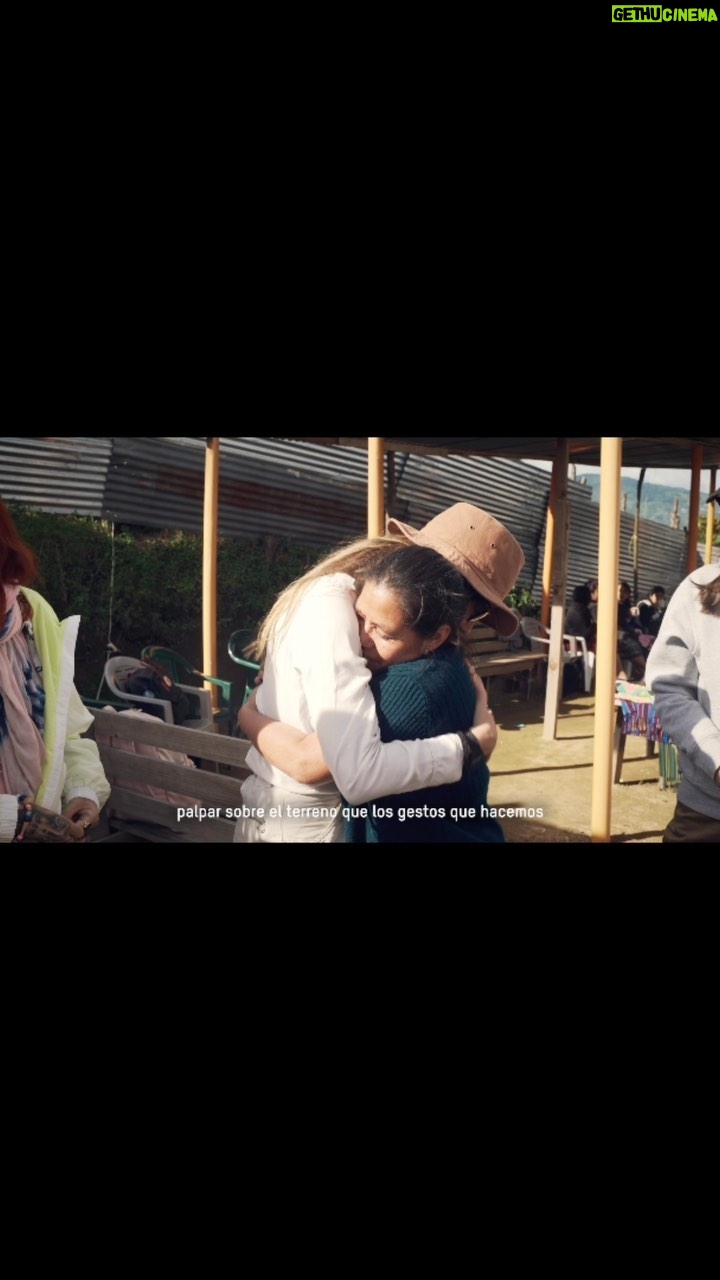 Manuela Velasco Instagram - ¡Por las voces de las mujeres! Mujeres que son un ejemplo de valentía, fuerza y resilencia. En nuestro viaje a #Guatemala hemos aprendido muchísimas cosas, entre ellas la importancia de que exista una red de apoyo para que mujeres víctimas de desigualdad y violencia de género puedan separarse de sus agresores. Para que esto sea posible es fundamental el trabajo que Oxfam Intermón hace sobre el terreno ofreciéndoles apoyo, acompañamiento, terapia y formación para aprender un oficio que les permita ser inependientes económicamente. Como dice @manuelavelascooficial “los gestos que hacemos desde lugares muy lejanos se traducen en acciones necesarias y llenas de vida y sanación”. 💚 ¿Te unes a nuestro próximo #ViajeConPropósito? ¡Entra en el link de nuestra bio y participa!
