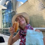 Manuela Velasco Instagram - Puede que los bollos de mantequilla de Bilbao sean de las cosas que más me gustan del mundo. Hace un par de años en “Amar es para siempre” interpreté a Maica, una pastelera de Lekeitio que hacía muy buenas carolinas, también típicas de Bilbao. Nunca las había probado hasta hoy. ¡Qué felicidad! #bilbao #astenagusia #bollosdemantequilla #carolinas 💗 Museo Guggenheim Bilbao