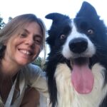 Manuela Velasco Instagram - Aquí seguimos, pasando el verano. Verano de judías, gallinas, pan candeal, tortilla de patatas, siestas, hamaca, parra, paseos, baños y tábanos. Verano en casa. Tan ricamente. Peeeeeeero también seguir abriendo cajas y enfrentando cosas y el mundo de tirar, donar, ordenar. Repasar la vida. Y desprenderse. ¡Ay! Purgatorio para mí. Y también trabajándome el repelús a las arañas, en casa hay muchas y estoy en ello. Pienso que comen mosquitos y pulgas y eso está bien. Y las dejo y ellas me dejan. Pero ¡ay, qué fatiguitas! Y cuando no puedo más me voy a pasear y a jugar con Colin y mano de santo. #bordercollie #bordercollielovers #verano2023