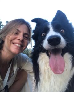Manuela Velasco Instagram - Aquí seguimos, pasando el verano. Verano de judías, gallinas, pan candeal, tortilla de patatas, siestas, hamaca, parra, paseos, baños y tábanos. Verano en casa. Tan ricamente. Peeeeeeero también seguir abriendo cajas y enfrentando cosas y el mundo de tirar, donar, ordenar. Repasar la vida. Y desprenderse. ¡Ay! Purgatorio para mí. Y también trabajándome el repelús a las arañas, en casa hay muchas y estoy en ello. Pienso que comen mosquitos y pulgas y eso está bien. Y las dejo y ellas me dejan. Pero ¡ay, qué fatiguitas! Y cuando no puedo más me voy a pasear y a jugar con Colin y mano de santo. #bordercollie #bordercollielovers #verano2023
