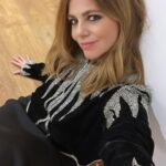 Manuela Velasco Instagram - Chaqueta de ensueño de terciopelo de @forte_forte y maqui/pelu de queridísima @mariagarciamua @diorbeauty @diorling1 para esta noche ✨ @ehmoda
