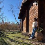 Manuela Velasco Instagram - Gustor 🏡 Borreguito calentito. Gallinas felices, huevos que son tocino de cielo. Colin y su palo y su rebaño. El huerto de la cabaña en invierno. Estudio Albee al amor del fuego y de Colin.