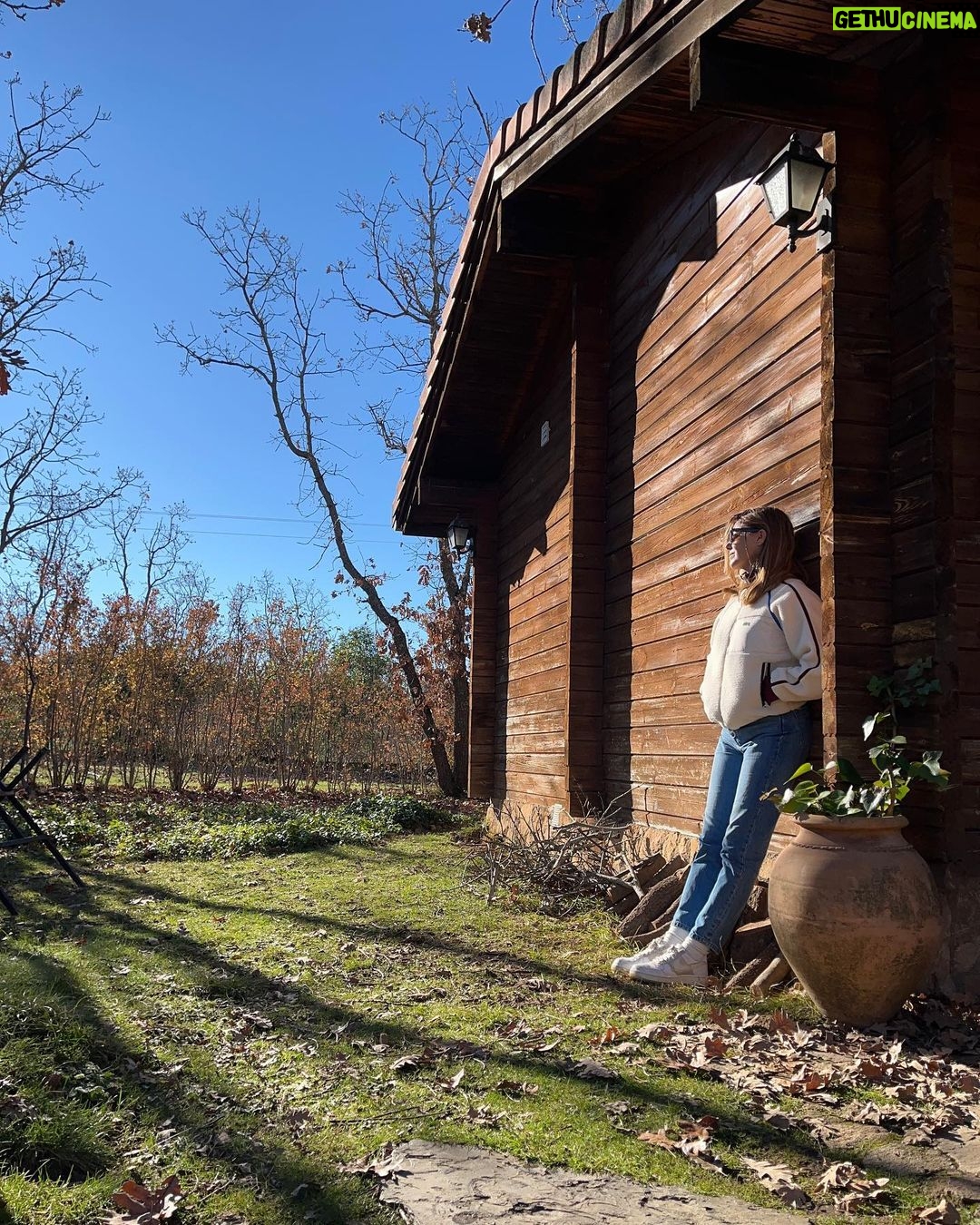 Manuela Velasco Instagram - Gustor š” Borreguito calentito. Gallinas felices, huevos que son tocino de cielo. Colin y su palo y su rebaƱo. El huerto de la cabaƱa en invierno. Estudio Albee al amor del fuego y de Colin.