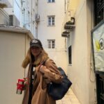 Manuela Velasco Instagram - Ensayos, café y gabardina. 90 páginas en pie. Quedan 36. Café arriba, café abajo, su poquito de frío polar, entrenando el coco, la memoria, calentando la sala de ensayos y la imaginación. Un delicado equilibrio. Me encanta el teatro. Y, ya os lo dije, las gabardinas también. Esta de @lacoste le ha chiflado a mi madre y me ha dicho que lo ponga y lo que dice mi madre es palabrita de diosa. #ensayos #undelicadoequilibrio #rehersals