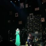 Manuela Velasco Instagram - Anoche @soyambrossi y @javviercalvo quisieron cerrar el viaje que ha sido #LaMesías festejando, recorriendo sus canciones, compartiendo su universo y compartiendo sus ganas, su alegría, su arrolladora capacidad de convocar el arte, la comunión, el entusiasmo, la creatividad, el compromiso. Fue emocionante celebrar y disfrutar de tanto y tantos talentos. Me encantó estar allí y flipé con todo lo que vi ❤️ Gracias @dypcomunicacion y @movistarplus por invitarme @mariagarciamua @diorbeauty @diorling1 os amo. Y a esta chaqueta tan teatral de @forte_forte perfecta para la fantasía @ehmoda @elenabeautyalien #conciertodeañonuevolamesias #stellamaris #losjavis