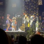 Manuela Velasco Instagram - Anoche @soyambrossi y @javviercalvo quisieron cerrar el viaje que ha sido #LaMesías festejando, recorriendo sus canciones, compartiendo su universo y compartiendo sus ganas, su alegría, su arrolladora capacidad de convocar el arte, la comunión, el entusiasmo, la creatividad, el compromiso. Fue emocionante celebrar y disfrutar de tanto y tantos talentos. Me encantó estar allí y flipé con todo lo que vi ❤️ Gracias @dypcomunicacion y @movistarplus por invitarme @mariagarciamua @diorbeauty @diorling1 os amo. Y a esta chaqueta tan teatral de @forte_forte perfecta para la fantasía @ehmoda @elenabeautyalien #conciertodeañonuevolamesias #stellamaris #losjavis