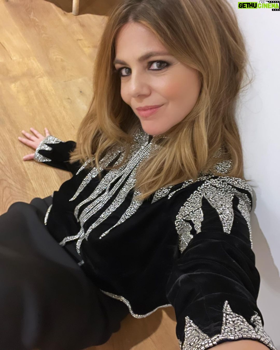 Manuela Velasco Instagram - Chaqueta de ensueño de terciopelo de @forte_forte y maqui/pelu de queridísima @mariagarciamua @diorbeauty @diorling1 para esta noche ✨ @ehmoda
