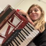 Manuela Velasco Instagram - Ensayos, café y gabardina. 90 páginas en pie. Quedan 36. Café arriba, café abajo, su poquito de frío polar, entrenando el coco, la memoria, calentando la sala de ensayos y la imaginación. Un delicado equilibrio. Me encanta el teatro. Y, ya os lo dije, las gabardinas también. Esta de @lacoste le ha chiflado a mi madre y me ha dicho que lo ponga y lo que dice mi madre es palabrita de diosa. #ensayos #undelicadoequilibrio #rehersals