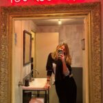 Manuela Velasco Instagram - Ensayos, café y gabardina. 90 páginas en pie. Quedan 36. Café arriba, café abajo, su poquito de frío polar, entrenando el coco, la memoria, calentando la sala de ensayos y la imaginación. Un delicado equilibrio. Me encanta el teatro. Y, ya os lo dije, las gabardinas también. Esta de @lacoste le ha chiflado a mi madre y me ha dicho que lo ponga y lo que dice mi madre es palabrita de diosa. #ensayos #undelicadoequilibrio #rehersals