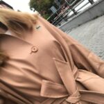 Manuela Velasco Instagram - Ensayos, café y gabardina. 90 páginas en pie. Quedan 36. Café arriba, café abajo, su poquito de frío polar, entrenando el coco, la memoria, calentando la sala de ensayos y la imaginación. Un delicado equilibrio. Me encanta el teatro. Y, ya os lo dije, las gabardinas también. Esta de @lacoste le ha chiflado a mi madre y me ha dicho que lo ponga y lo que dice mi madre es palabrita de diosa. #ensayos #undelicadoequilibrio #rehersals