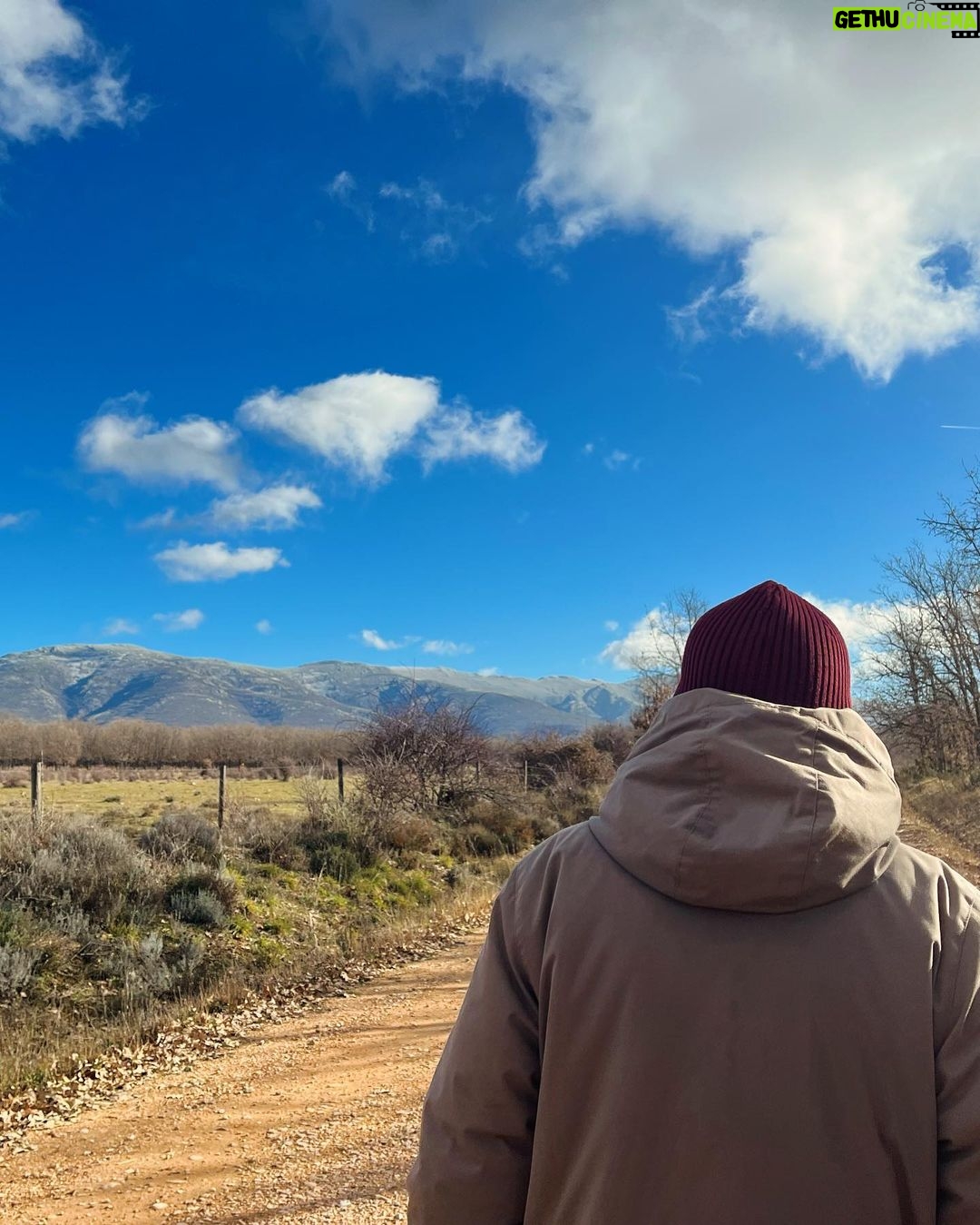 Manuela Velasco Instagram - La suerte de poder empezar el año con la familia, una sopa y un paseo por el campo. Y con la tranquilidad y la alegría de tener trabajo 🙏🏻 #bienvenido2024