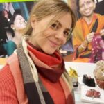 Manuela Velasco Instagram - ¿Te apetece una navidad más justa? Estas fechas invitan a consumir, comprar y regalar a veces por encima de nuestras posibilidades y de nuestras necesidades, así que plantéate esto: ¿Y si tu regalo además de ser súper apetecible, rico, precioso, de una calidad extraordinaria… contribuyese a mejorar la vida de las comunidades que lo producen y tuvieses la seguridad de que se hace respetando condiciones laborales dignas y cuidando el medio ambiente? Pues esto es Comercio Justo. Te animo a que incluyas productos de comercio justo en tu día a día. Por ejemplo, el chocolate 70% de Tierra Madre es una deliciosidad 🤪 o los cafés, el azúcar, la panela. Pero lo mejor es que detrás de cada paquete de café Tierra Madre, de cada barra de turrón, de cada pijama Veraluna, hay una historia de superación, de trabajo y de cuidados. Comunidades, cooperativas, pequeños artesanos y artesanas de todo el mundo que forman parte de los proyectos que @oxfamintermon apoya en su lucha contra las desigualdades, por una vida mejor y por los derechos de las personas más desfavorecidas. La elección de cualquiera de los productos del catálogo de Oxfam Intermón contribuye a un modelo de consumo mejor y más responsable. Por ejemplo, los fulares de las fotos 1 y 10 están hechos a mano en la India y respaldan iniciativas importantes en la mejora de la vida de muchas mujeres. Yo he tenido la oportunidad de viajar con ellos y de conocer algunos de sus proyectos y os aseguro que decidir apoyar el @comerciojustooxfamintermon hace posible que la vida de miles de personas mejore. ¿No va de eso la Navidad? 🎁🎄 🍫☕️ 💚🌏🌎🌱 #comerciojusto #tierramadre #veraluna