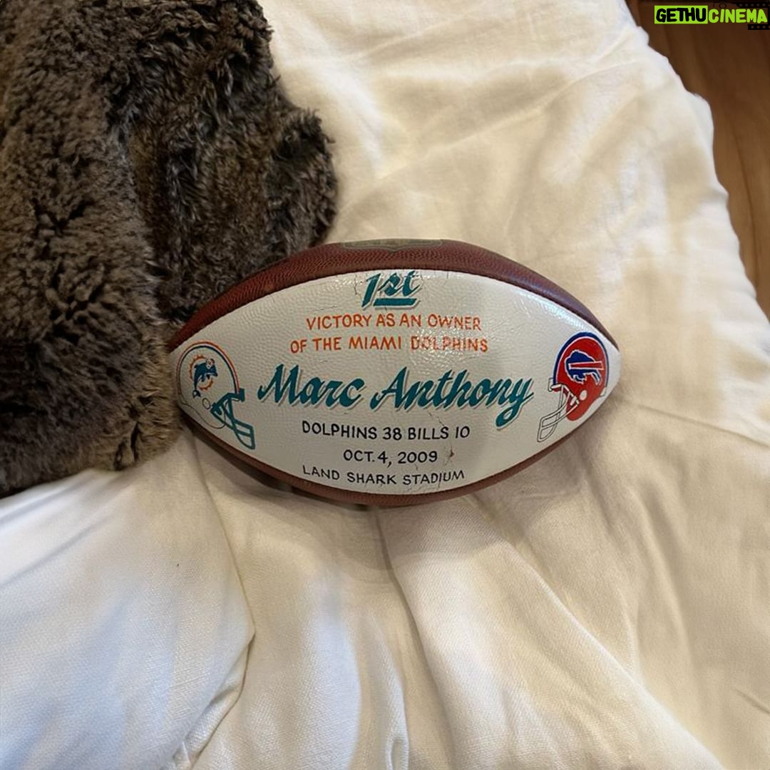 Marc Anthony Instagram - This throwback thursday is for @miamidolphins 🏈 Thank you for making me part of your victories 🏆