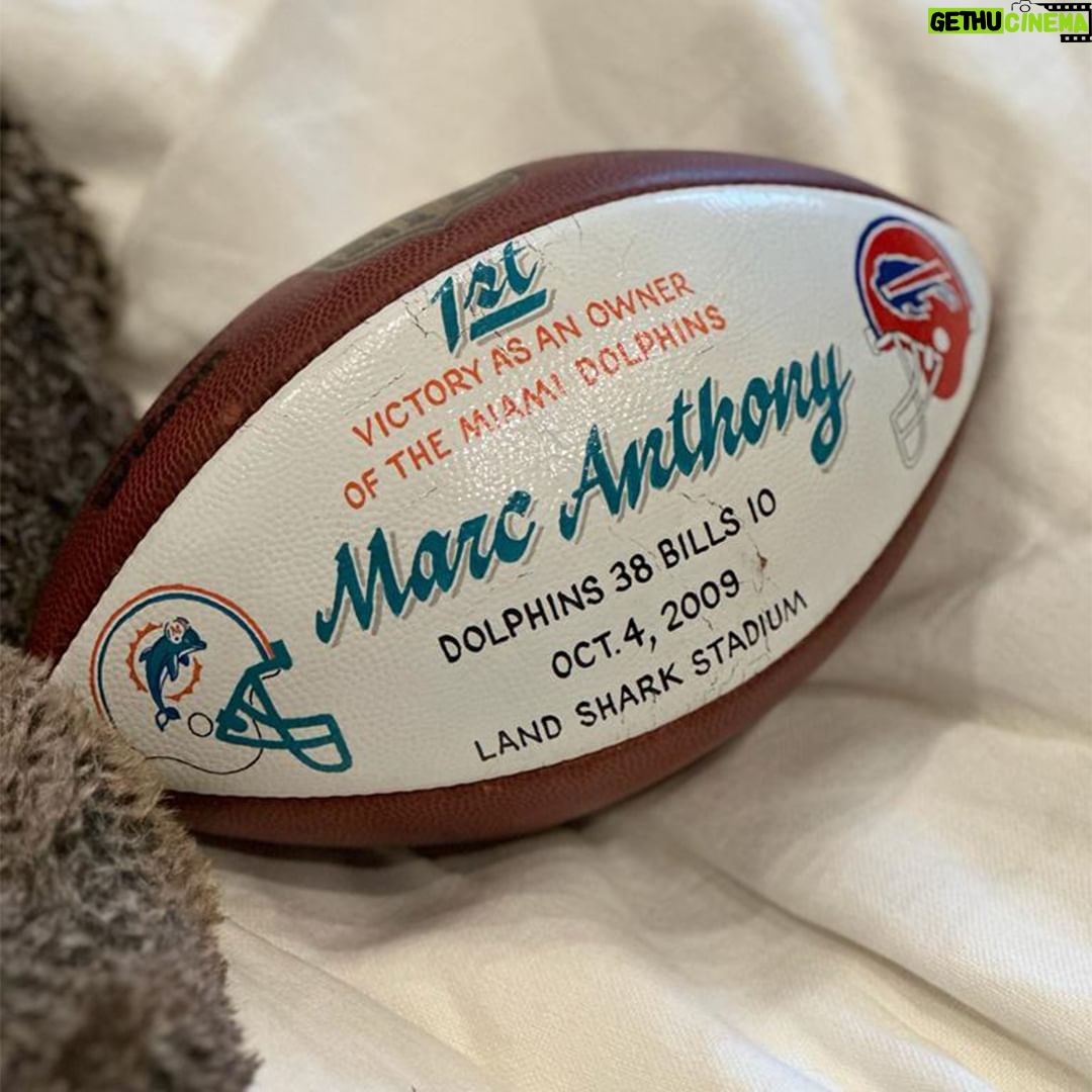Marc Anthony Instagram - This throwback thursday is for @miamidolphins 🏈 Thank you for making me part of your victories 🏆