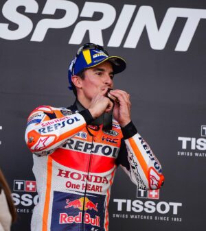 Marc Márquez Instagram - Hoy ha sido un día increíble! ❤️💪 Este podio es de todos!

What an incredible day! This podium belongs to everyone!

#MM93 #ValenciaGP #MotoGP