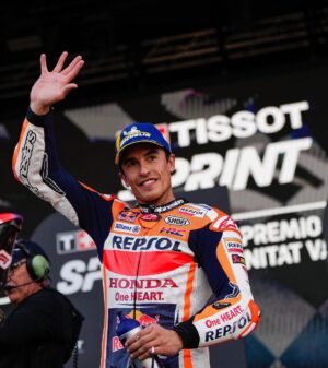 Marc Márquez Instagram - Hoy ha sido un día increíble! ❤️💪 Este podio es de todos!

What an incredible day! This podium belongs to everyone!

#MM93 #ValenciaGP #MotoGP
