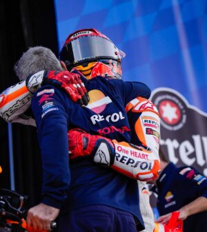 Marc Márquez Instagram - Hoy ha sido un día increíble! ❤️💪 Este podio es de todos!

What an incredible day! This podium belongs to everyone!

#MM93 #ValenciaGP #MotoGP