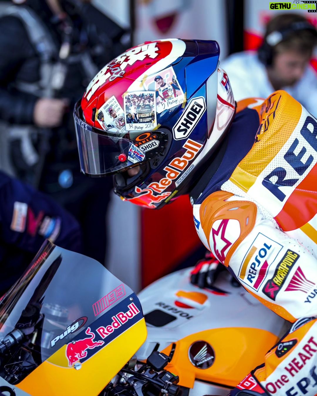Marc Márquez Instagram - P.7 y directos a Q2. ✔️ Ha sido un día con buenas sensaciones en uno de mis circuitos favoritos. 😌 Mañana un poquito más! 👌 P.7. and Q2! Good day with great feelings in one of my favourite circuits. Tomorrow a bit more! #MM93 #MotoGP #ValenciaGP Circuit Ricardo Tormo