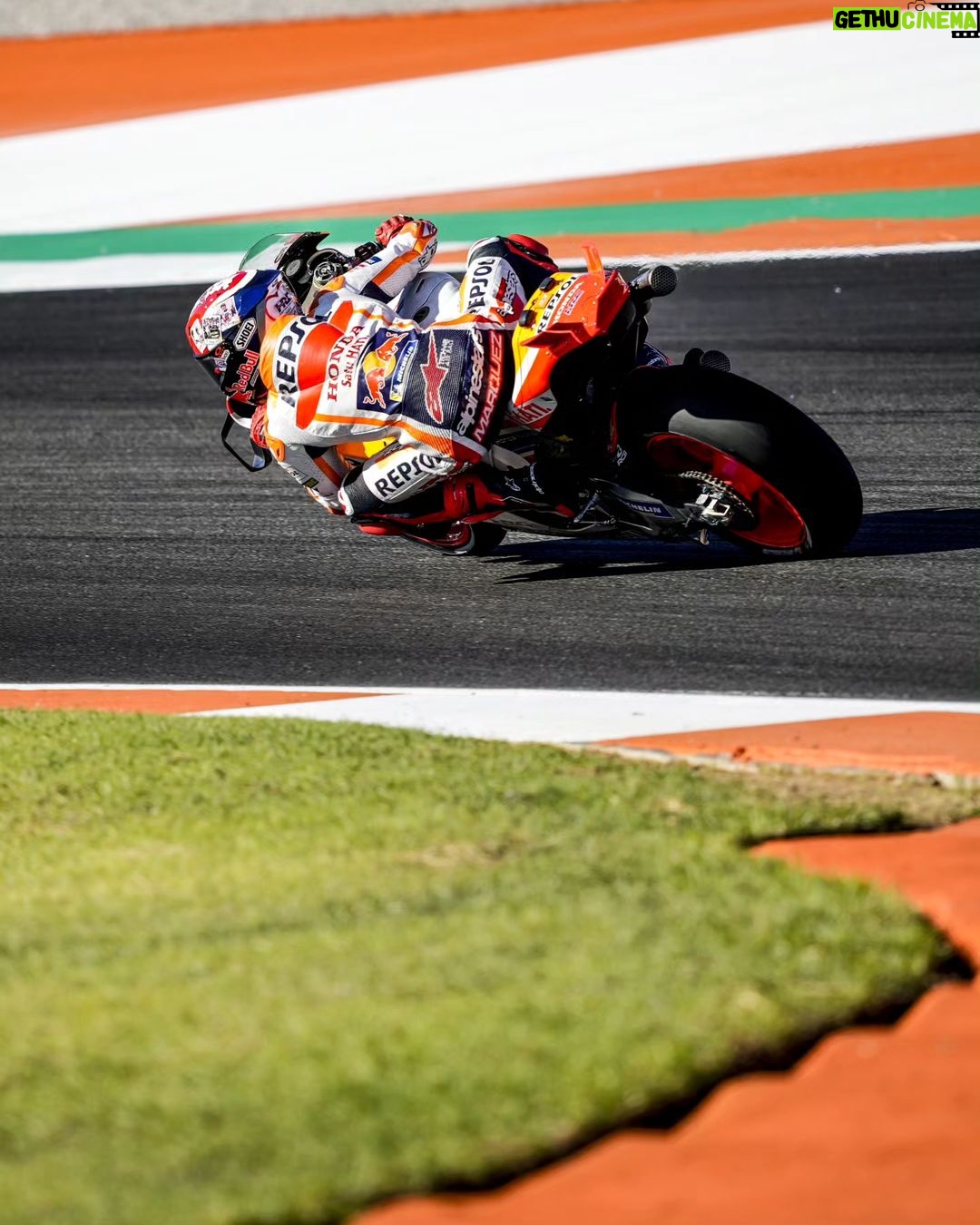 Marc Márquez Instagram - P.7 y directos a Q2. ✔️ Ha sido un día con buenas sensaciones en uno de mis circuitos favoritos. 😌 Mañana un poquito más! 👌 P.7. and Q2! Good day with great feelings in one of my favourite circuits. Tomorrow a bit more! #MM93 #MotoGP #ValenciaGP Circuit Ricardo Tormo