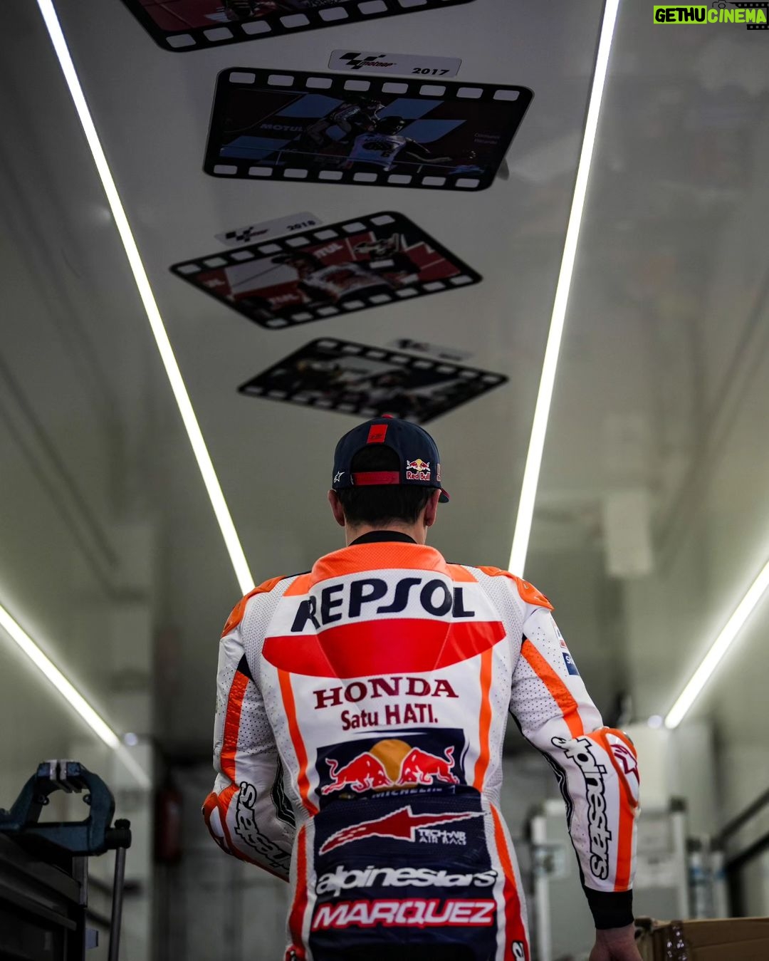 Marc Márquez Instagram - P.7 y directos a Q2. ✔️ Ha sido un día con buenas sensaciones en uno de mis circuitos favoritos. 😌 Mañana un poquito más! 👌 P.7. and Q2! Good day with great feelings in one of my favourite circuits. Tomorrow a bit more! #MM93 #MotoGP #ValenciaGP Circuit Ricardo Tormo